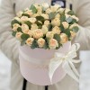 Саммер-роз персикового цвета с эвкалиптом в коробке